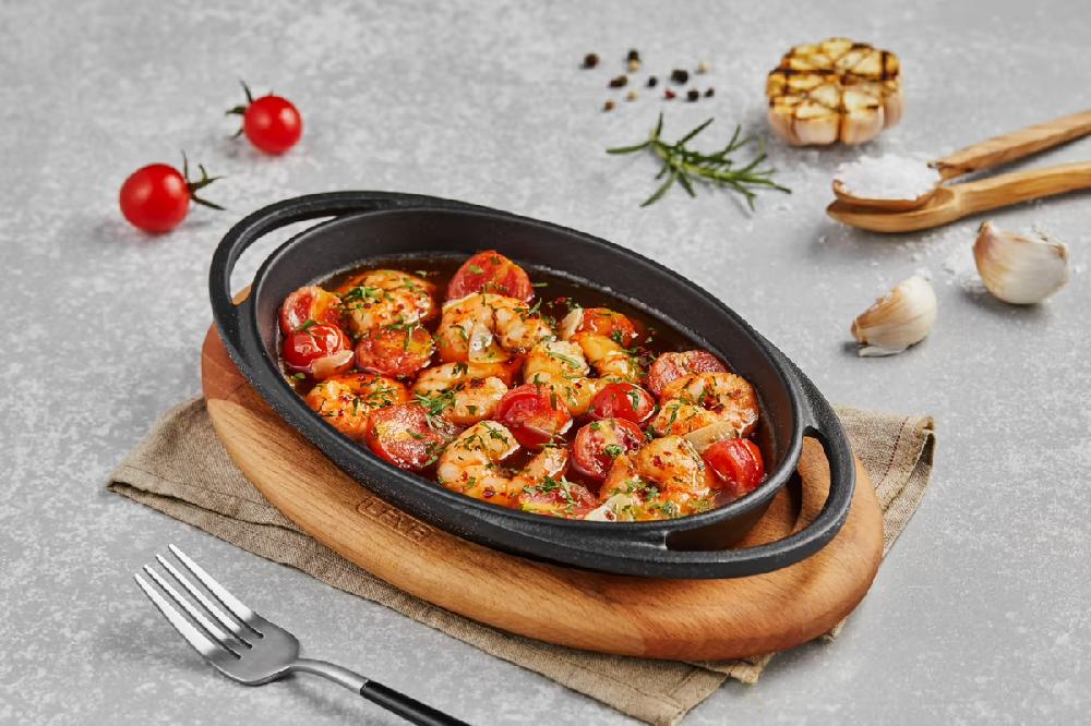 Tavada pomidor ilə bişən bütov krevetlər