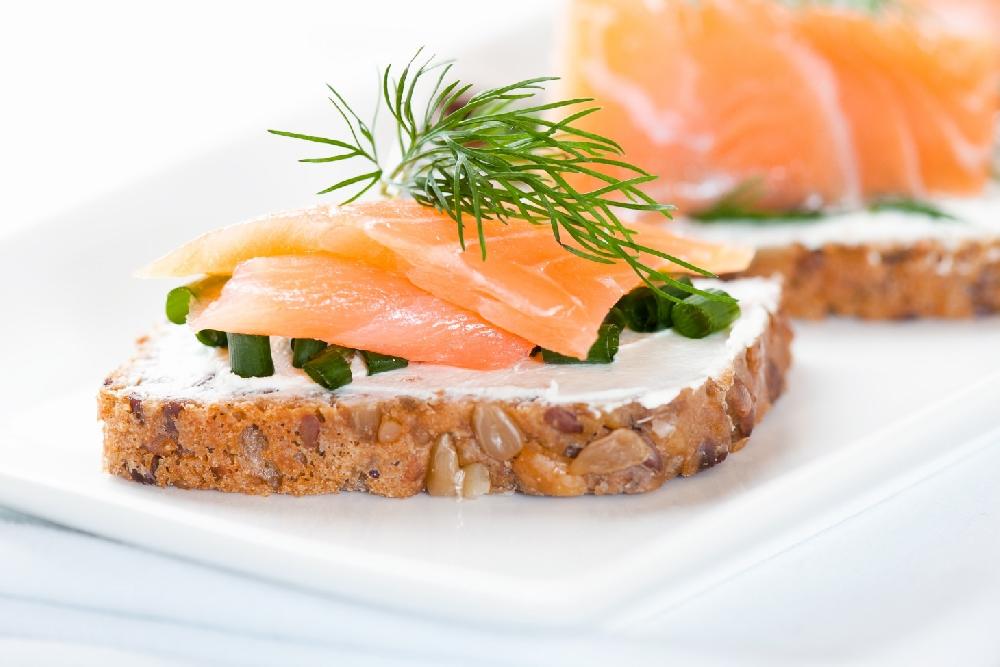 Qızıl balıq ilə buterbrod