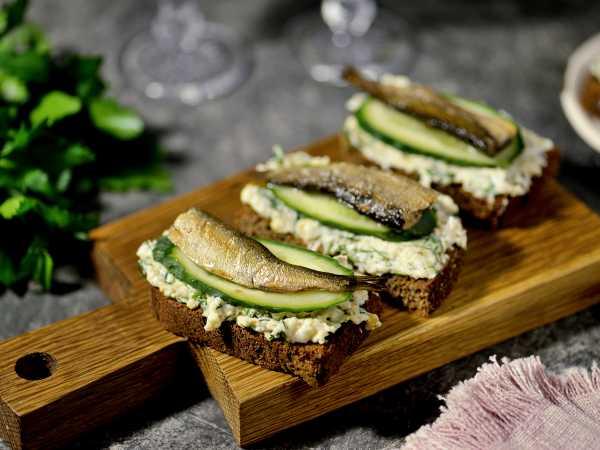 Şprot və yumurta ilə buterbrod