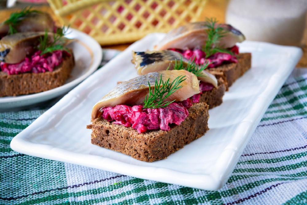 Siyənək və çuğundur ilə buterbrod