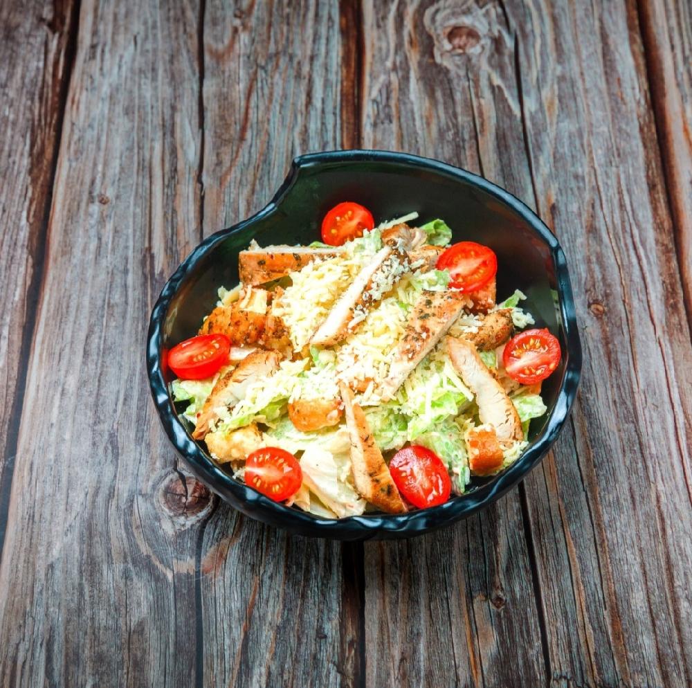 Toyuqlu sezar salatı