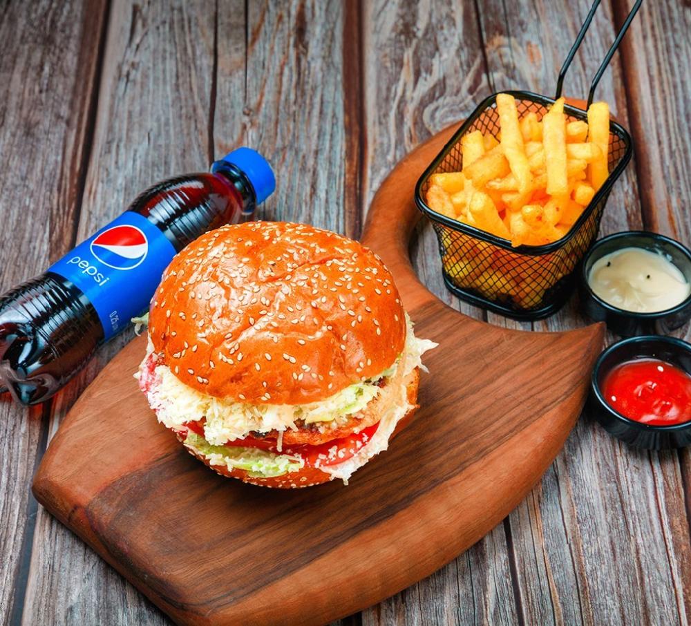 Sezar burger + fri + pepsi