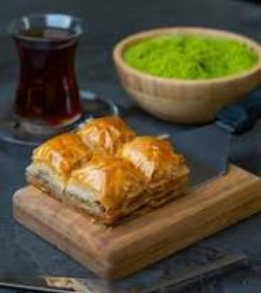 Çay + Türk paxlavası 