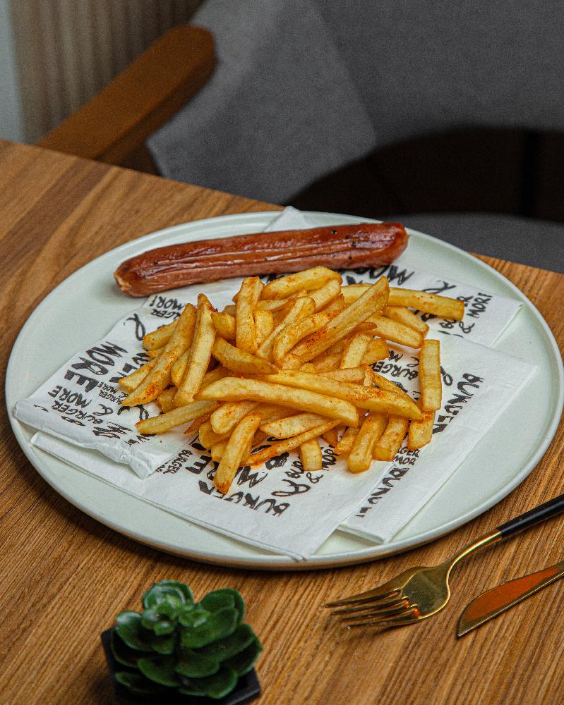 Qızardılmış bratwurst sosis