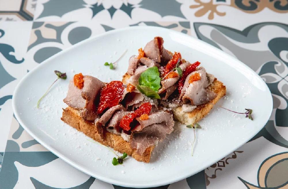 Krostini brusketta rostbif və qurudulmuş pomidor ilə