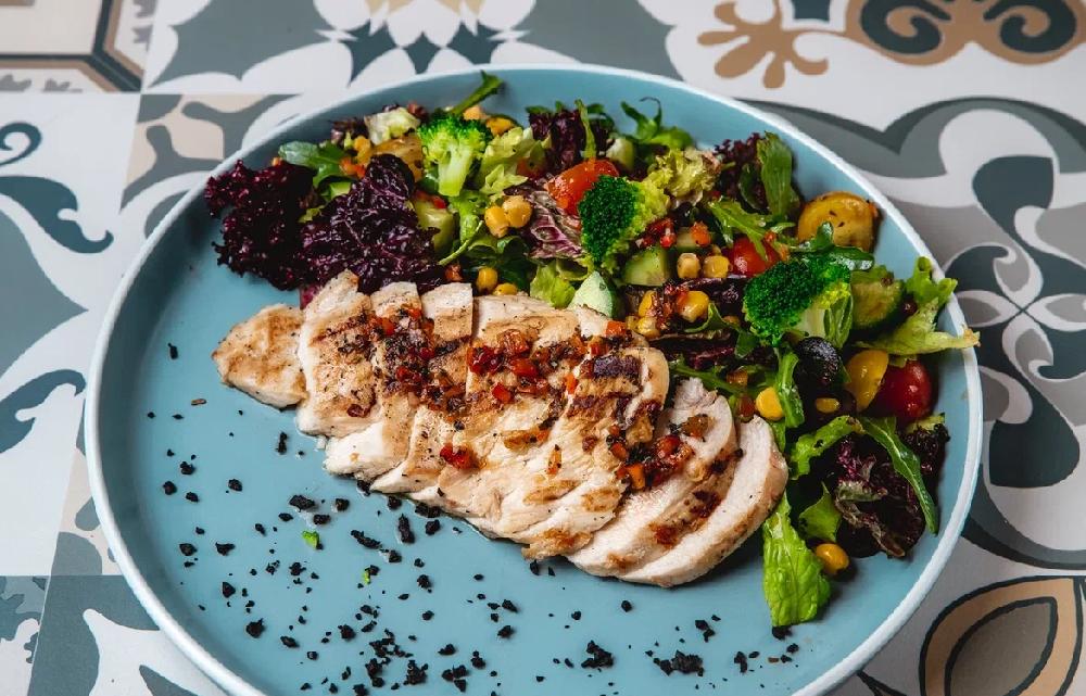 Tərəvəzlər və italyan dressinqi ilə toyuq salatı 