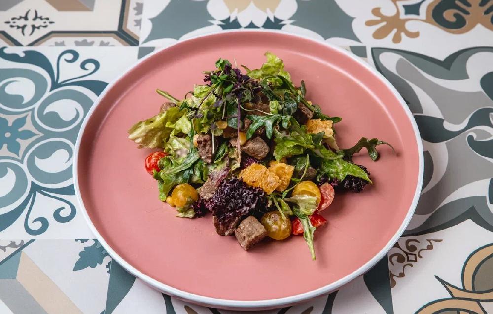 Dana əti salatı, tərəvəzlər və portağal ilə (konyak)