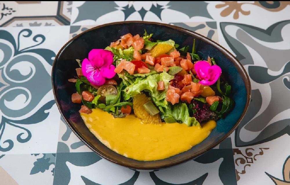 Xardallı və portağallı sous ilə az duzlu salmon balığı salatı 