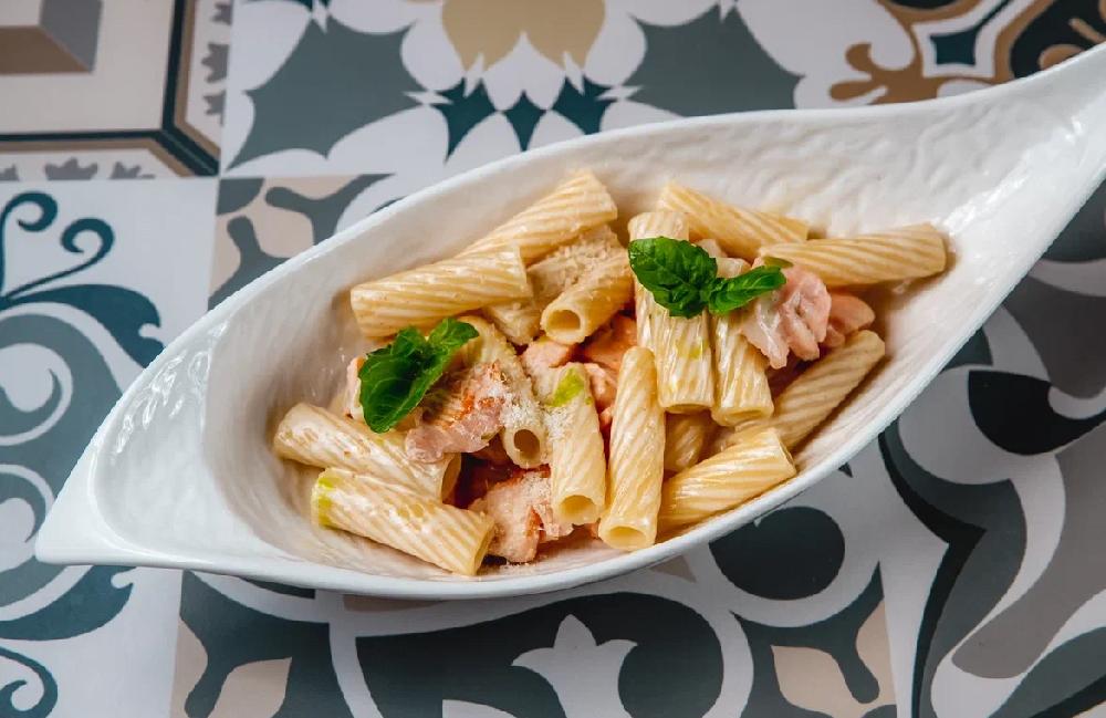 Pasta salmon balığı ilə