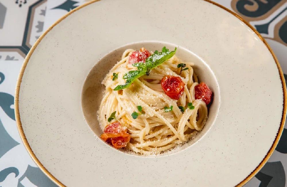 Spagetti çerri pomidoru ilə