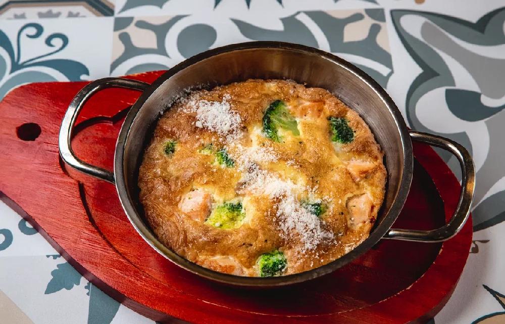 Salmon fritata brokkoli ilə