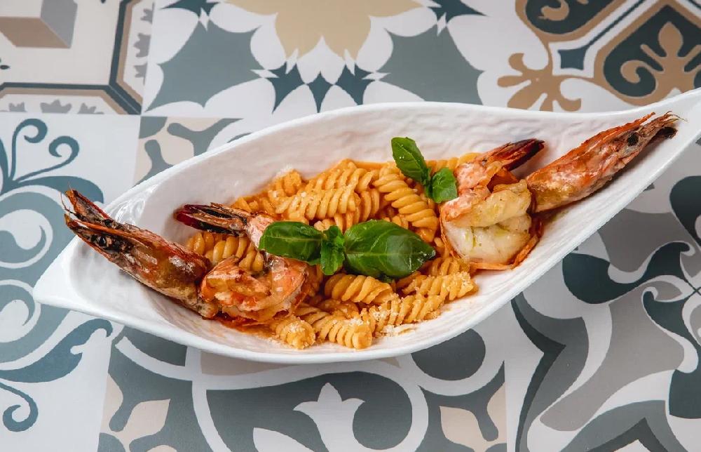 Fusilli pasta kral krevetlər ilə