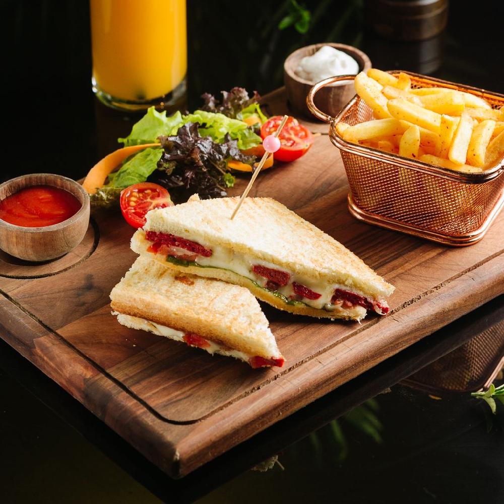 Sucuklu tost (Fri ilə)