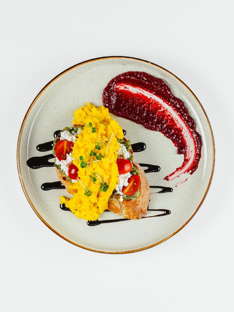 Scrambled with rikotta tomato
