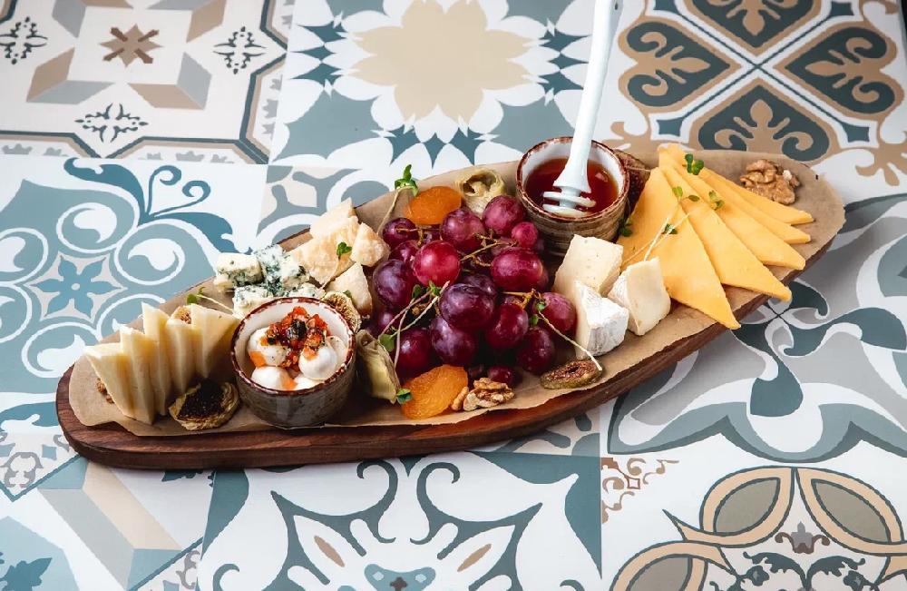 İtalyan pendirlərindən assorti