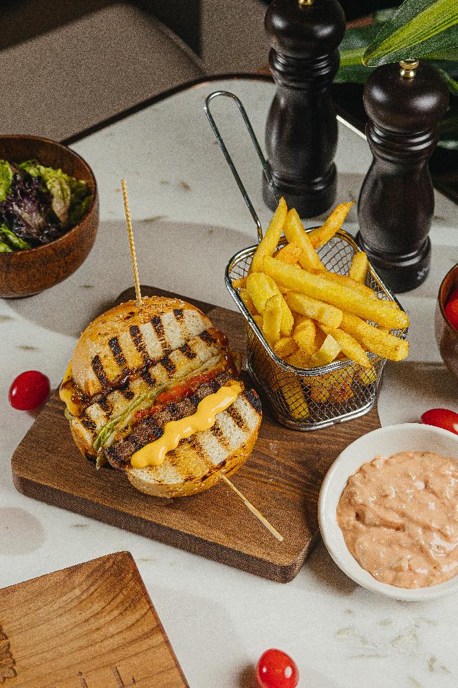 BBQ CHEDAR BURGER 