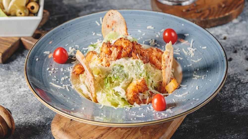 Sezar salatı krivetka ilə
