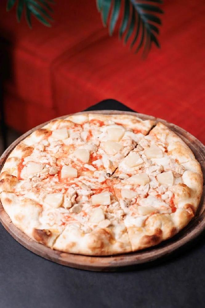 Toyuq və ananaslı pizza