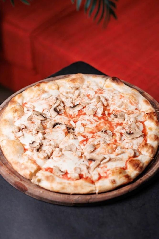 Toyuq göbələk pizza