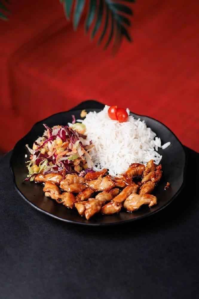 Toyuq teriyaki sousunda 