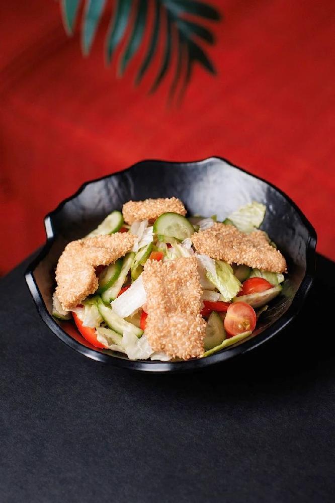 Küncütlü toyuq salatı