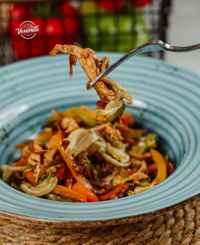 İsti toyuq salatı 230q