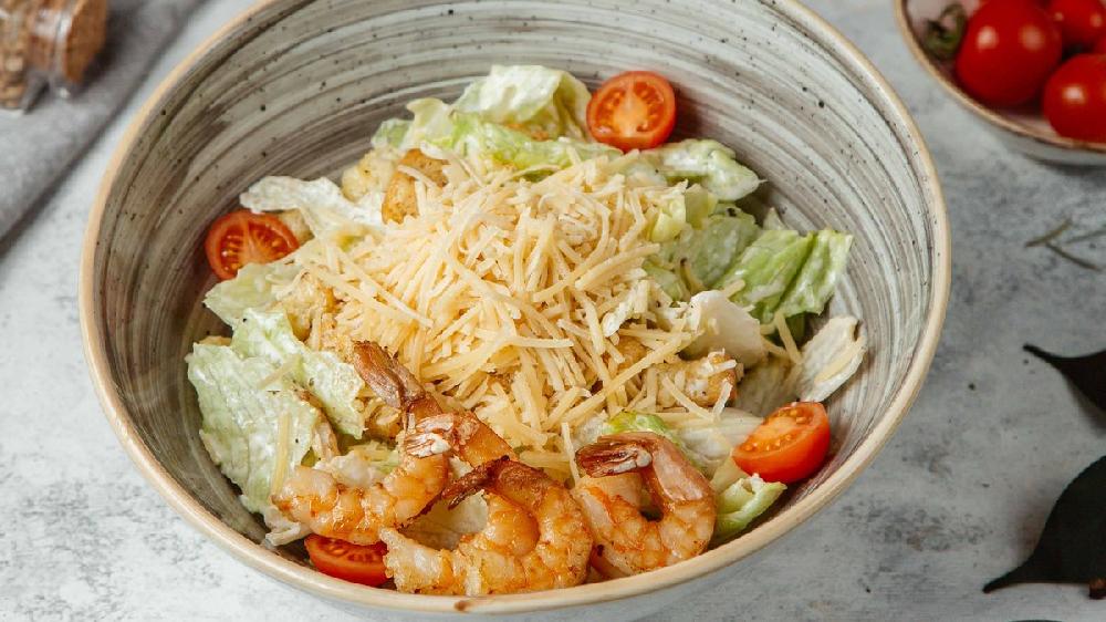 Sezar salatı krevetka ilə
