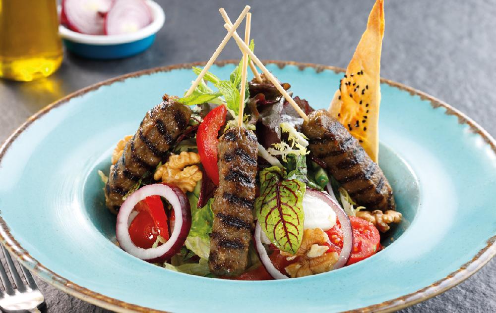 Şişdə Köftə Salatı