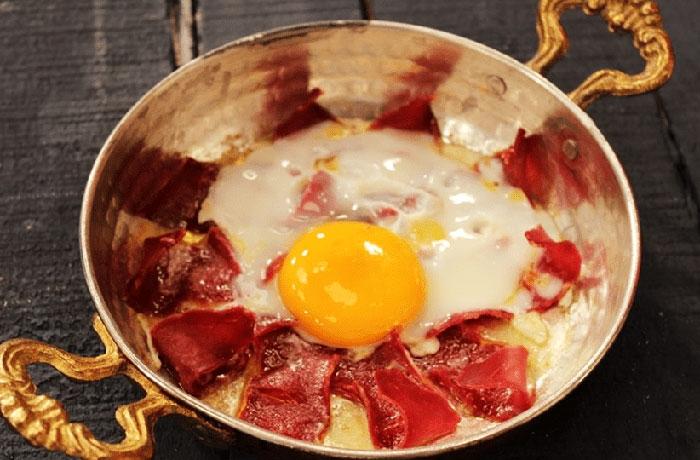 Pastırmalı yumurta