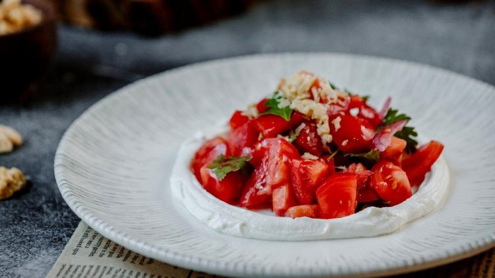 Pomidor salatı zoğal sousunda