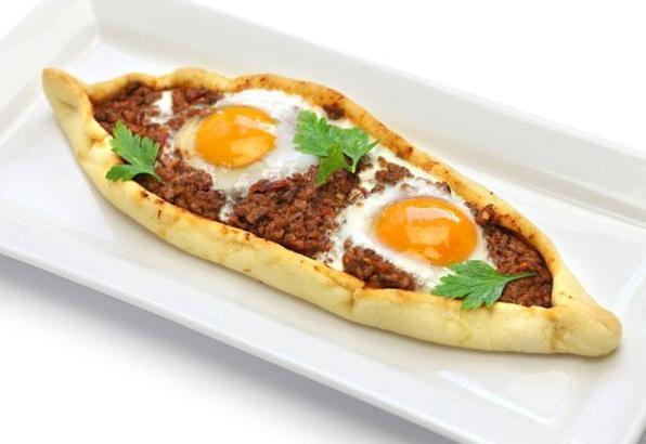 Qıymalı yumurtalı Pide