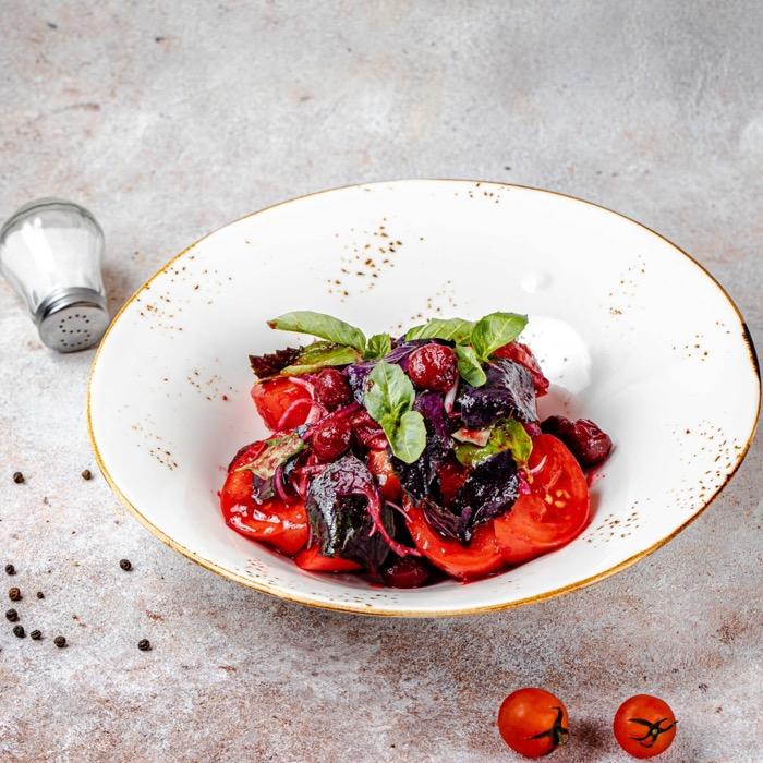 Vişnəli pomidor salatı 