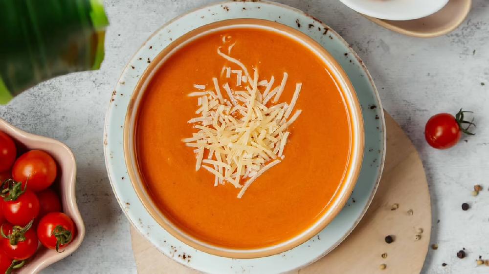 Pomidor şorbası, Parmesan pendiri və suxarilər