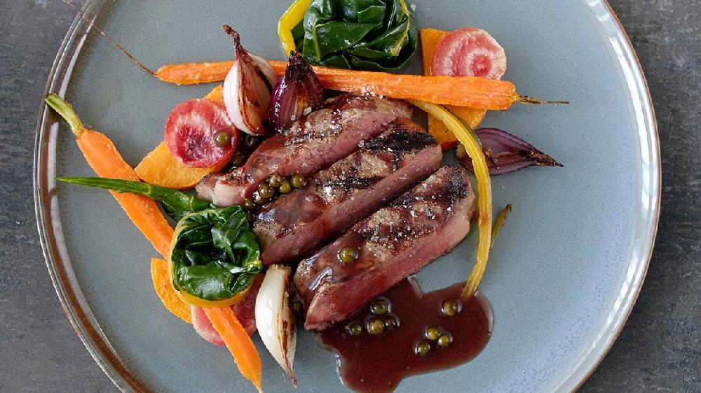 Steak Ribay istiotlu tərəvəz sous ilə