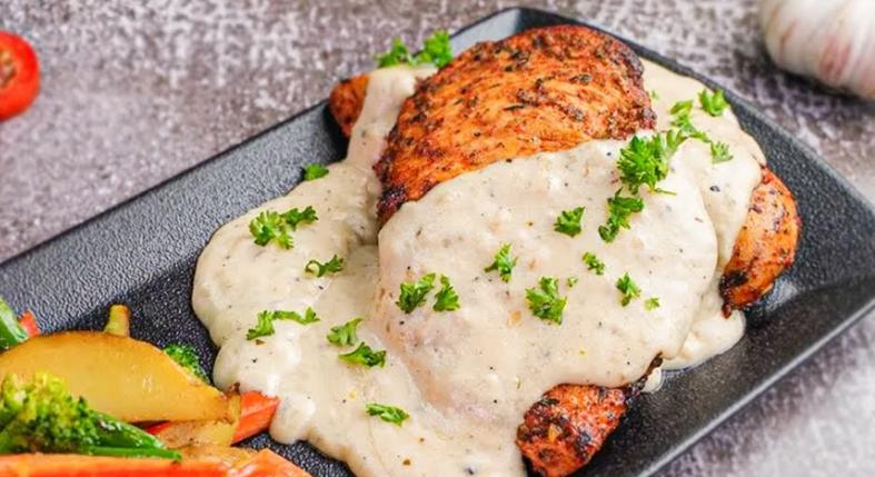 Toyuq Steak demi qlas sous ilə