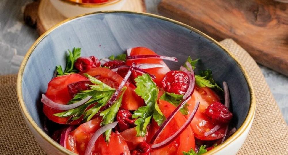 Albalılı pomidor salatı