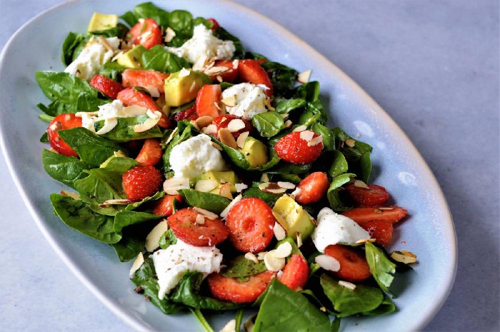 Avokado-mozzarella salatı