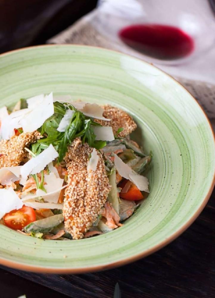 Küncütlü toyuq salatı