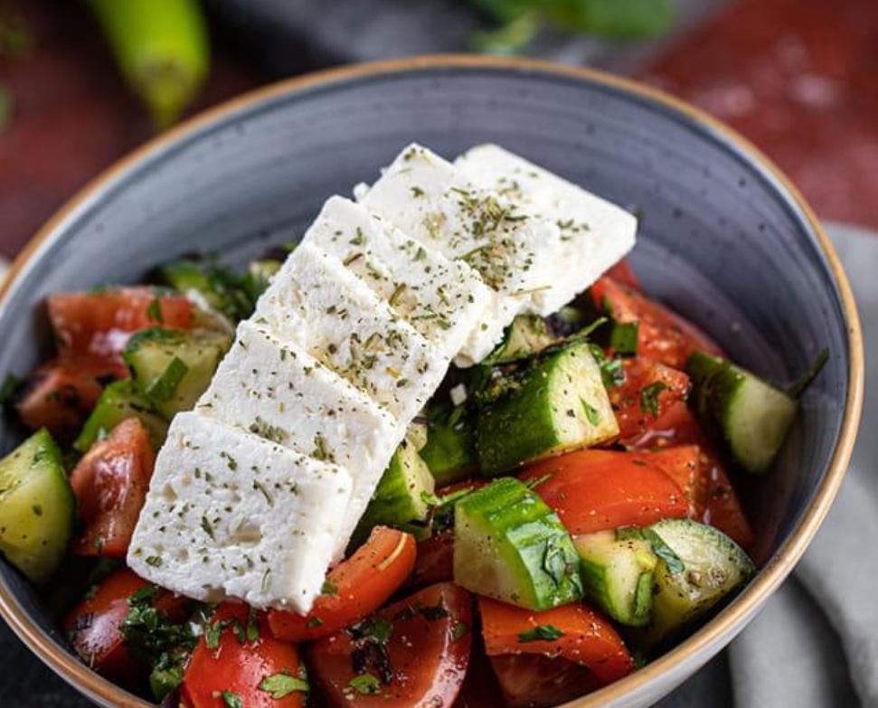 Çoban salatı pendirli