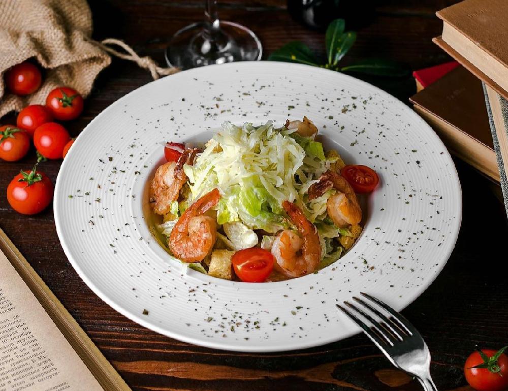 Sezar salatı krevetka ilə