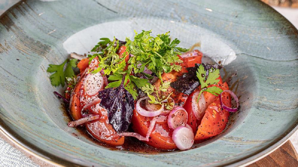 Zoğal souslu pomidor salatı