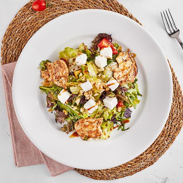Tərəvəzli salat toyuq və Feta pendiri ilə