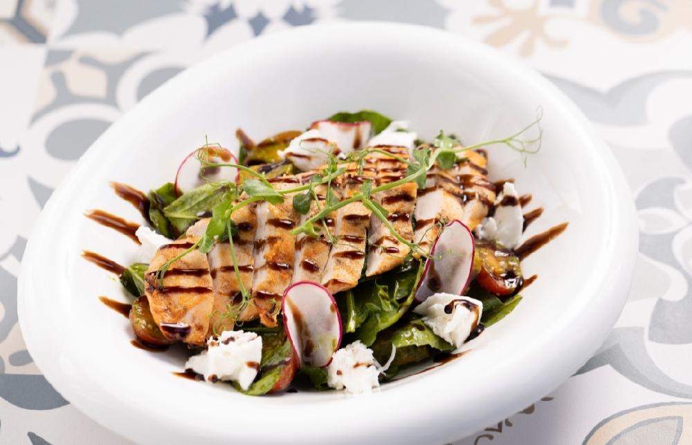 Mozzarella ilə Toyuq Salatı