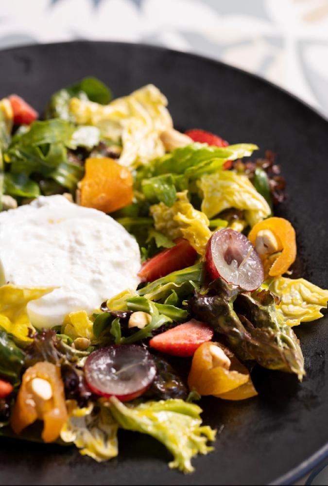 Stracciatella ilə Fındıqlı Üzüm Salatı