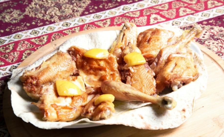 Qızardılmış kənd çolpası limon sousunda 