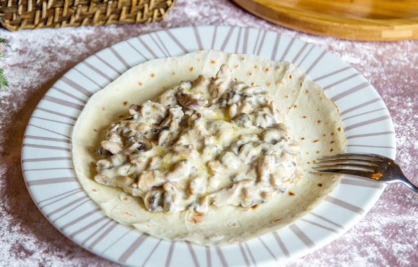Toyuq əti qaymaqla 