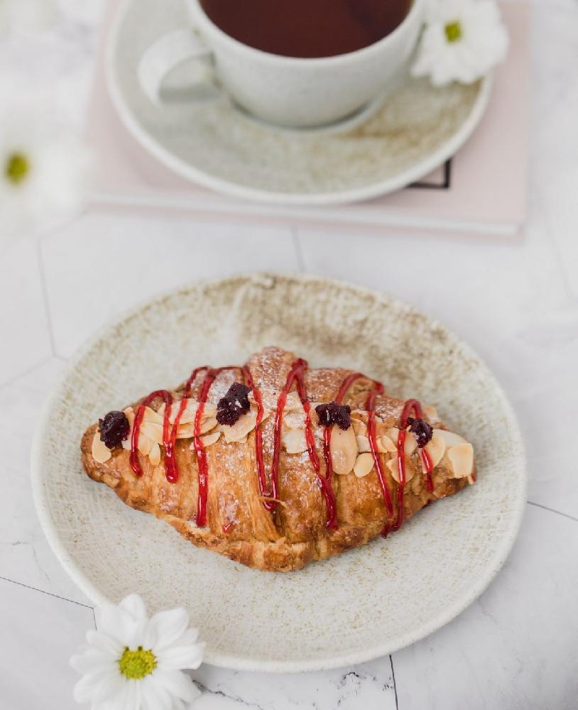 Croissant Tyusson Cherry and Almond Cream
