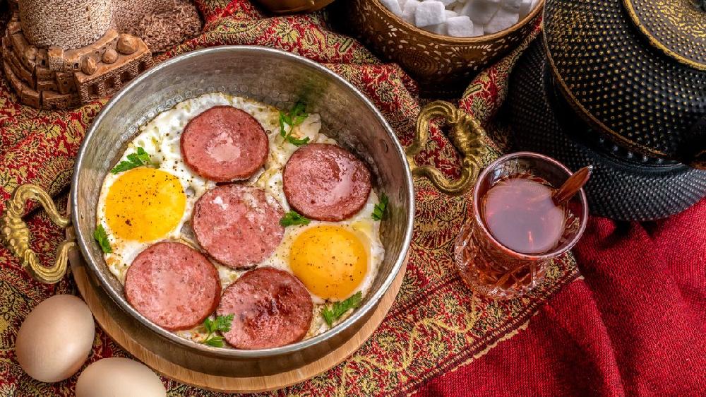 Kolbasa-yumurta