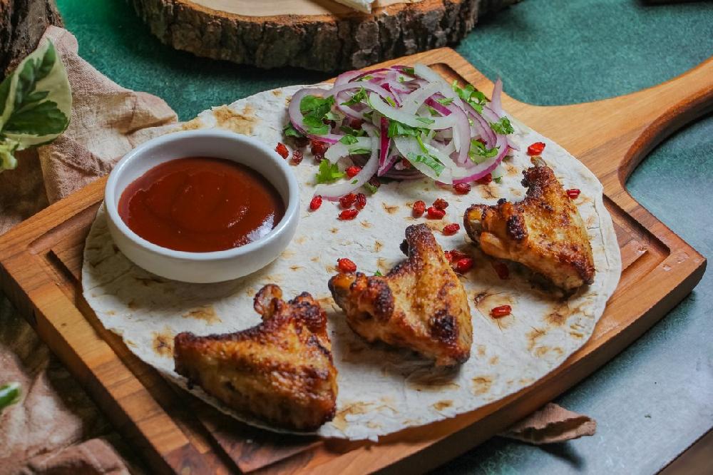 Toyuq qanadı BBQ sous ilə