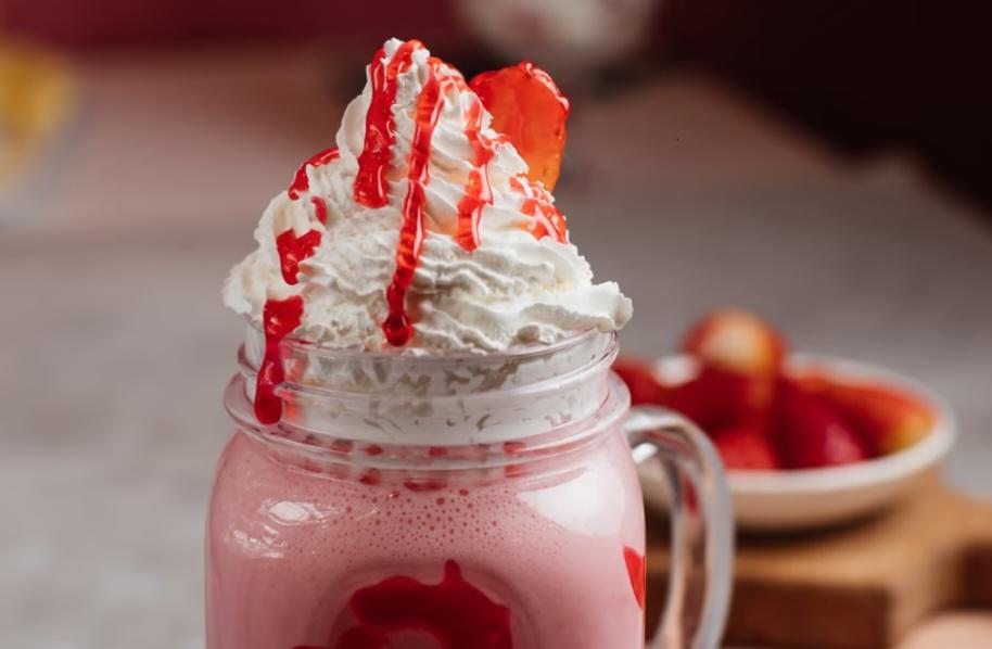 Çiyələkli milkshake